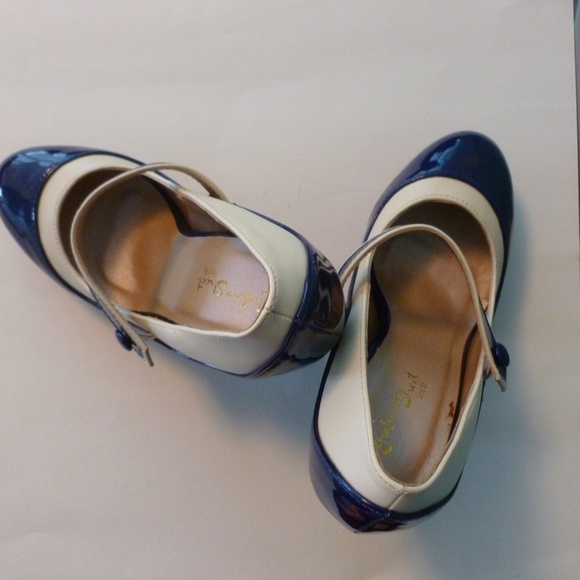 Pin-up girl Mary Janes in navy and cream - Picture 2 of 5